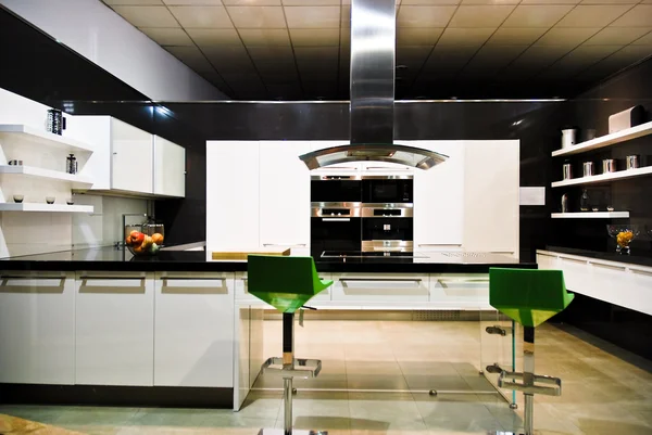 Moderni keittiö — kuvapankkivalokuva