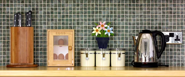 Καθαρή κουζίνα πάγκο με λουλούδια — Φωτογραφία Αρχείου