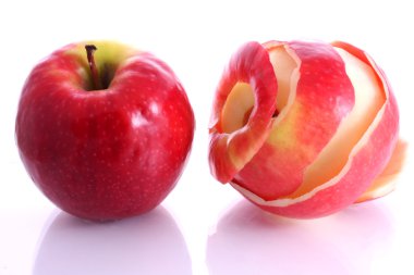 iki elma, bir soyulmuş