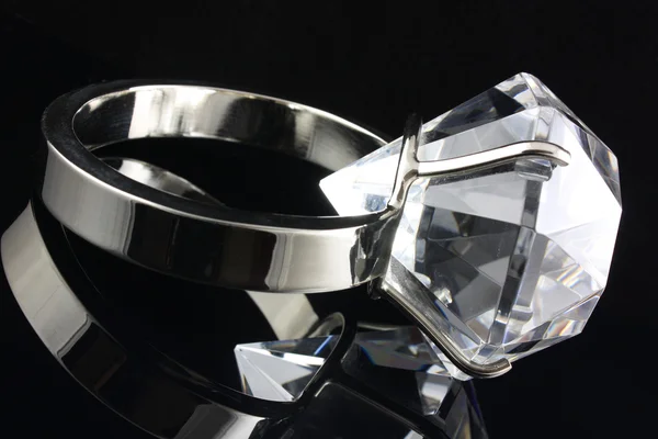 Diamantový prsten na černém pozadí — Stock fotografie