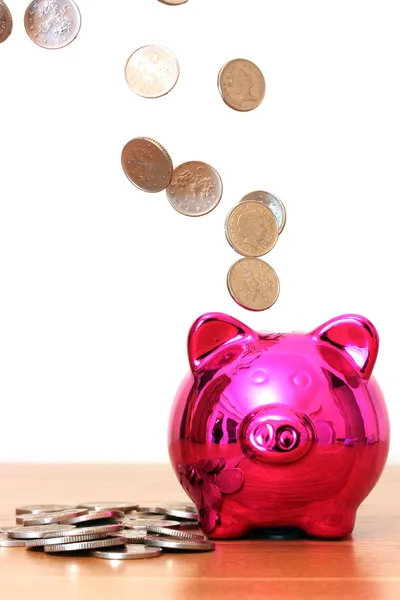 Piggy banco com derramamento de dinheiro — Fotografia de Stock
