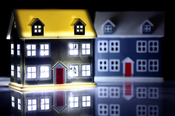 Duas casas à noite, uma tem luzes acesas. — Fotografia de Stock