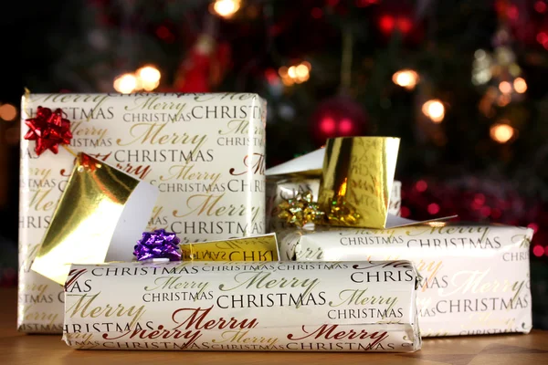 Geschenke mit Etiketten verpackt — Stockfoto