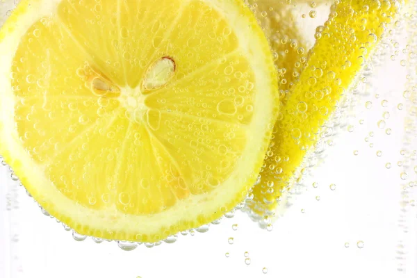 Zitronenscheiben in erfrischendem, sprudelndem Wasser — Stockfoto