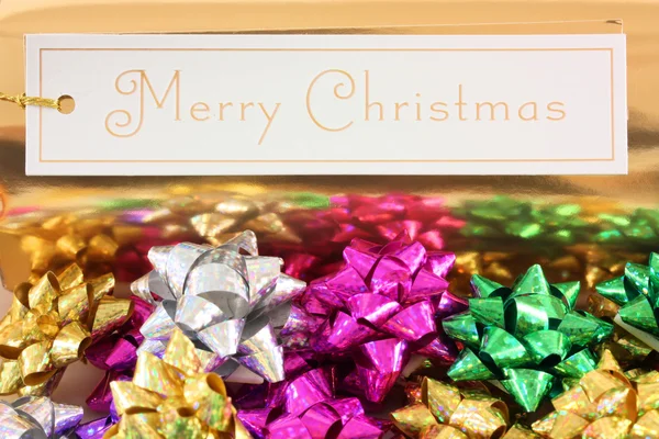 Veselé Vánoce s barevnými luky — Stock fotografie