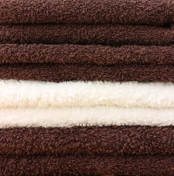 Hromadu čisté ručníky - hnědá a smetanou — Stock fotografie