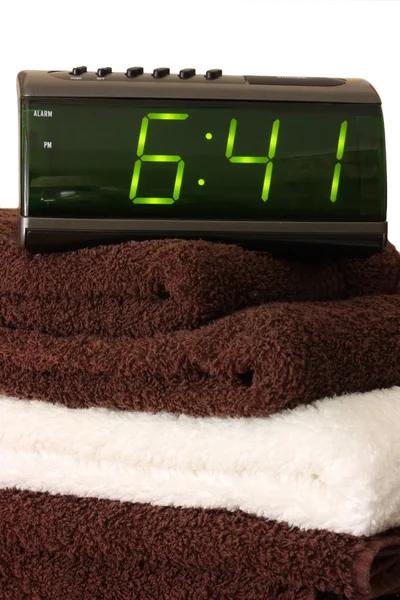 タオルの上にデジタルの目覚まし時計 — ストック写真