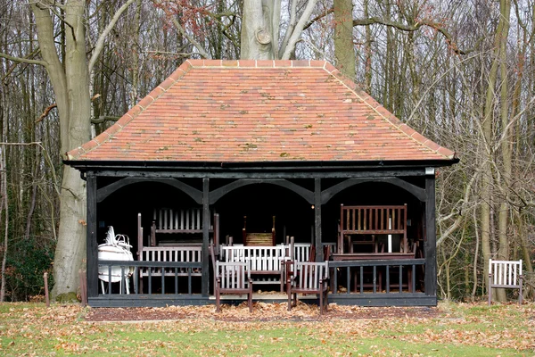 Cricket-Pavillon mit Stühlen gefüllt — Stockfoto
