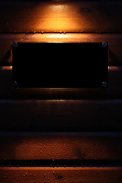Scheinwerfer auf ein schwarzes, leeres Schild — Stockfoto