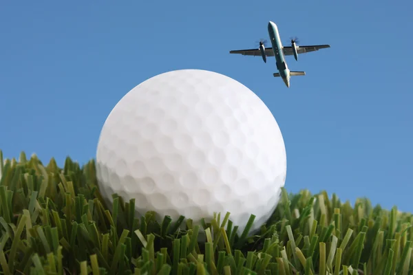 Мяч для гольфа на траве — стоковое фото