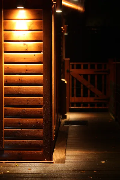 Spotlight Lodge in der Nacht mit Platz für — Stockfoto