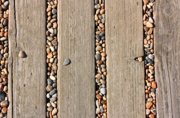 Pedras em decks lacunas na praia — Fotografia de Stock