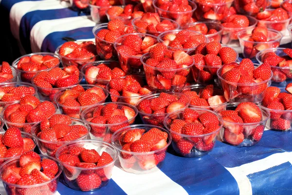 Erdbeeren in Töpfen auf dem Tisch — Stockfoto