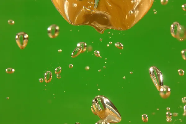 Burbujas naturales reales sobre un fondo verde — Foto de Stock