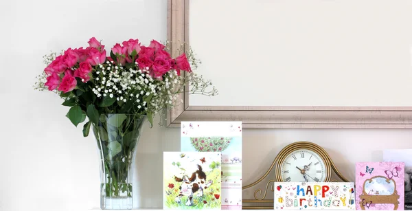 Roses and cards on a mantelpiece — Stock Photo, Image