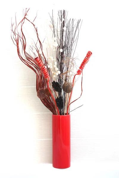 Flores secas em vaso vermelho — Fotografia de Stock