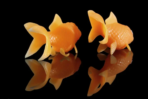 Zwei Goldfische schwimmen weg — Stockfoto