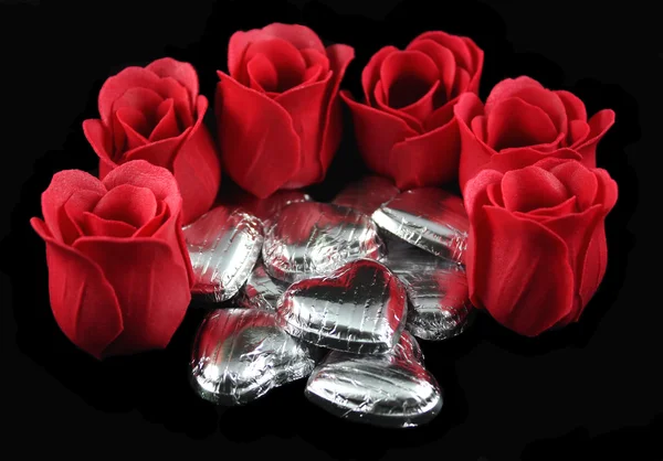 Ezüst csokoládé a szív és a rózsa — Stock Fotó