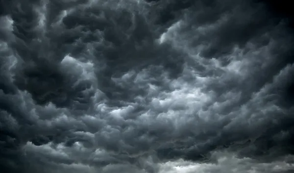 Dunkle, bedrohliche Regenwolken — Stockfoto
