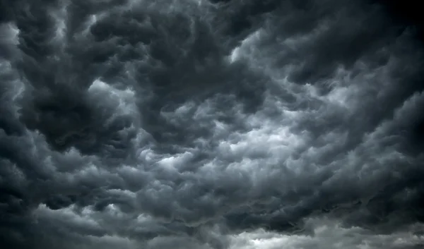 Nubes oscuras y olorosas de lluvia Imágenes de stock libres de derechos