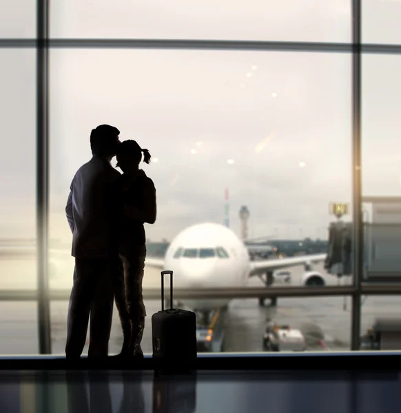 Sweethearts in luchthaven — Stockfoto