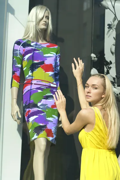 Schöne Blondine in der Nähe eines Schaufensters — Stockfoto