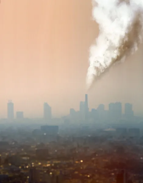 Забруднення атмосферного повітря з заводу — стокове фото