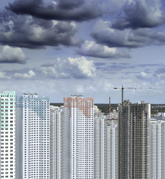 Wolken boven gebouw — Stockfoto