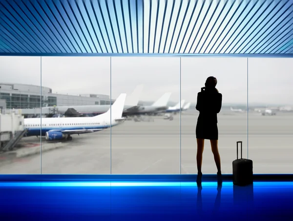 Geschäftsfrau am Flughafen — Stockfoto