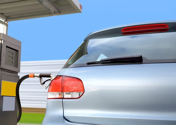 Auto op gas station — Stockfoto