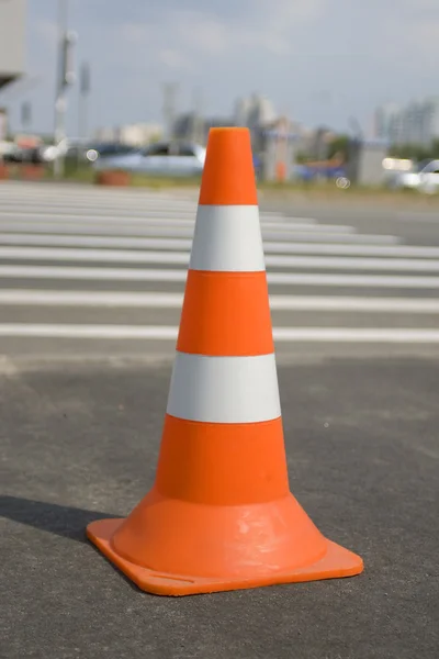 Cone de tráfego com caminho — Fotografia de Stock