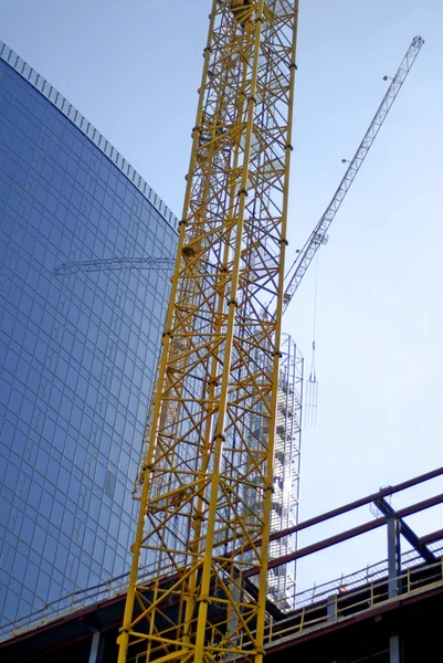 Construção de um grande edifício — Fotografia de Stock