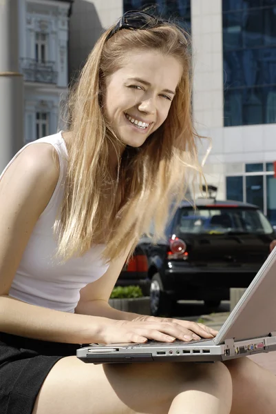 Estudante feliz com laptop — Fotografia de Stock