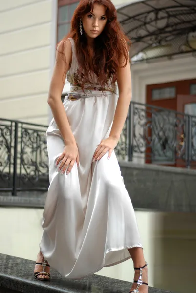 Frau in langem Kleid in der Nähe eines Hotels — Stockfoto