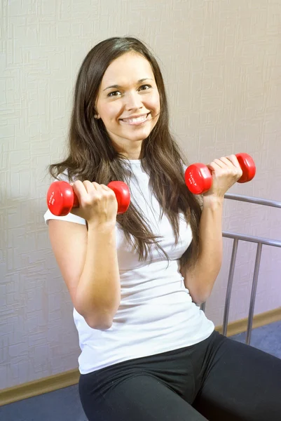 Morena menina faz exercício físico — Fotografia de Stock