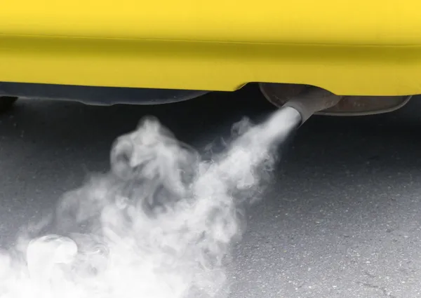 Förorening av miljön från en bil — Stockfoto