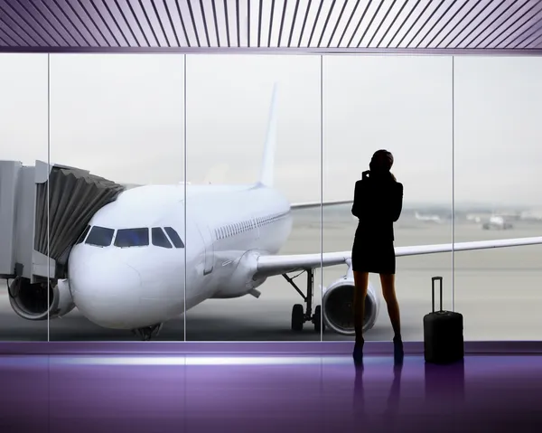 Silhouet van de vrouw op de luchthaven Stockfoto
