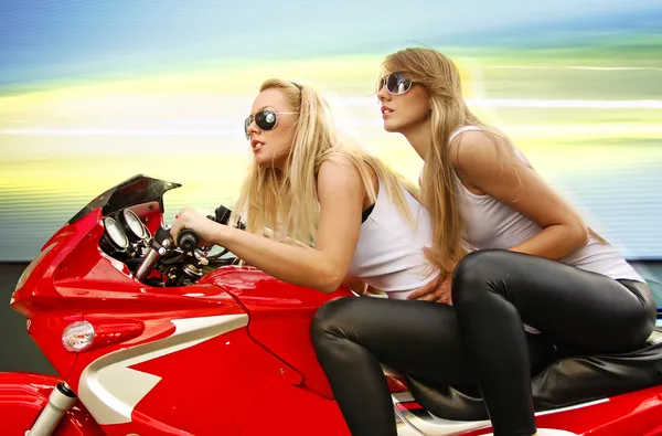 Дві блондинки на мотоциклі — стокове фото