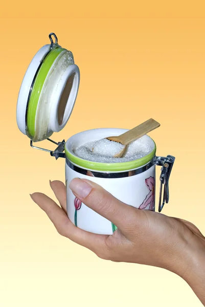 Сахарная чаша под рукой с дорожкой — стоковое фото