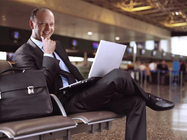 Uomo d'affari e aeroporto — Foto Stock