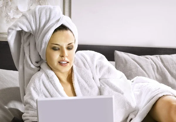 Dame met laptop op bed — Stockfoto