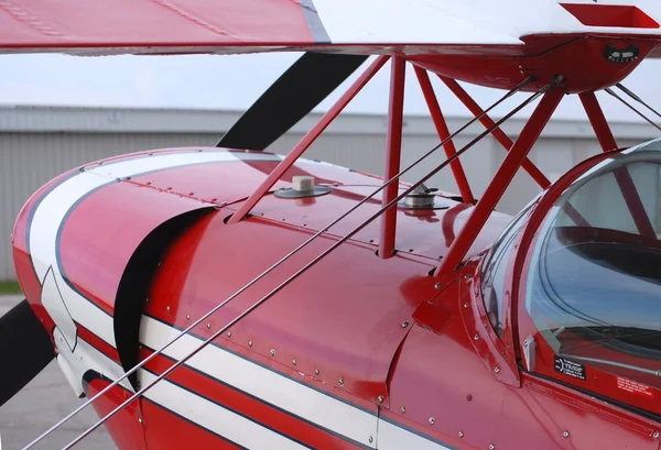 Kırmızı kuyruk teknisyeni uçak — Stok fotoğraf