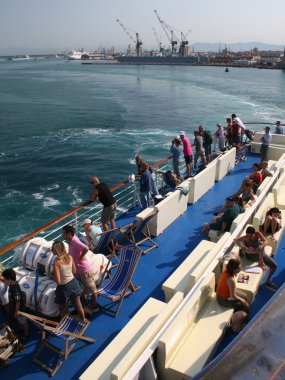 turistler güverteli gemi