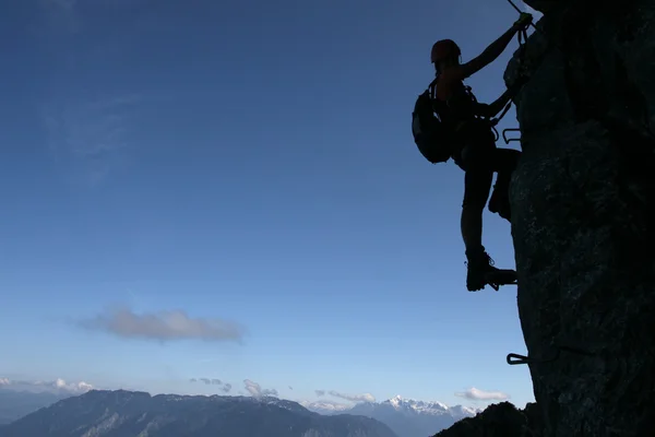 Экстремальный спорт - силуэт альпиниста — стоковое фото