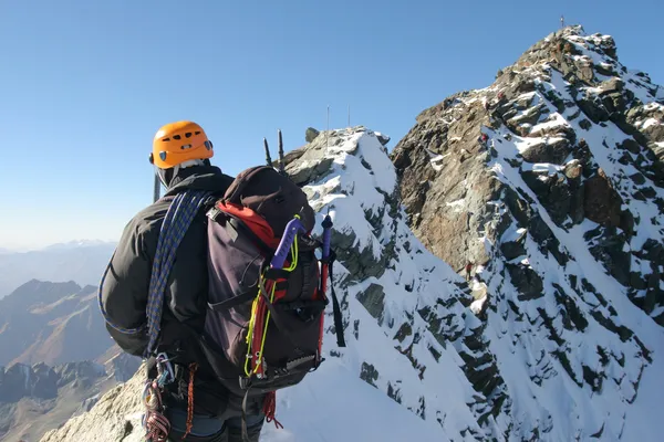 Climber on sharp mountain ridge — Stock Photo, Image