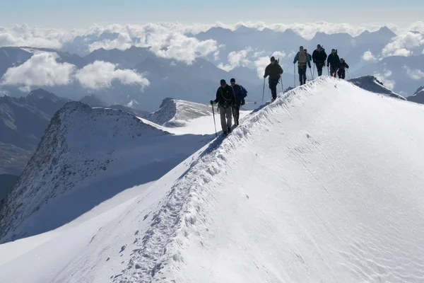 Alpinistas em altas montanhas — Fotografia de Stock