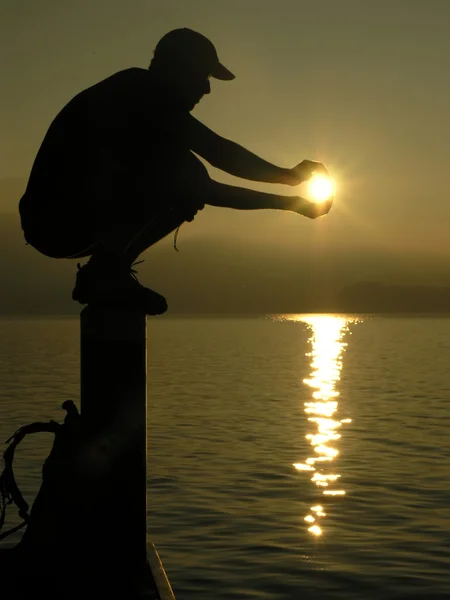 Chłopiec trzyma słońca — Zdjęcie stockowe