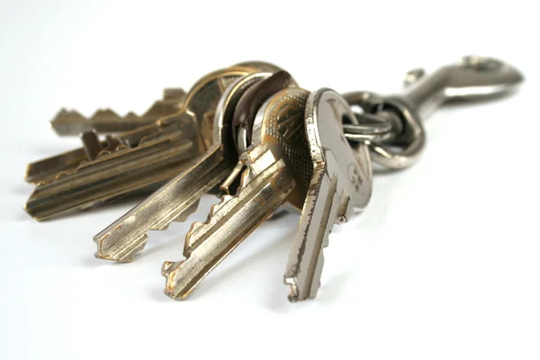 Pęk kluczy na białym tle — Zdjęcie stockowe