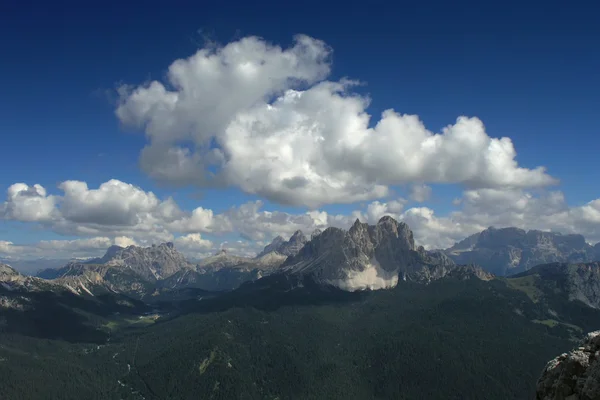 Вид на гори з красивими хмарами — стокове фото