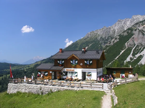 Berghütte in schöner Weberei — Stockfoto